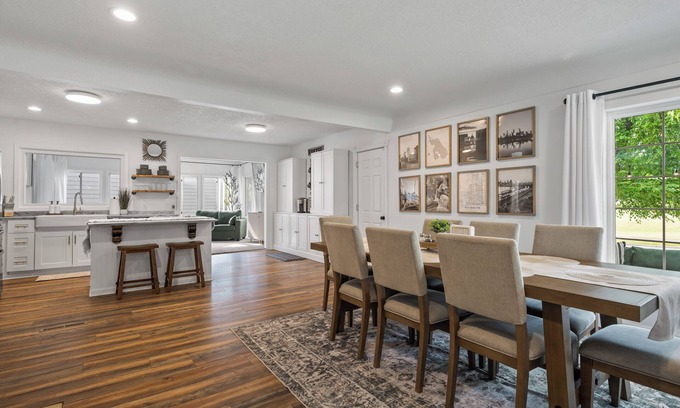 Plymouth House | Charming 3-bedroom house with AC and WiFi. LAKE ACCESS King Beds! Newly Remodel