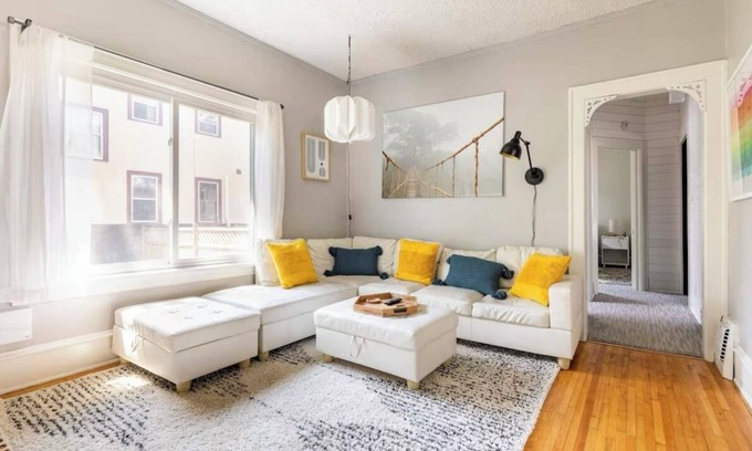 Corcoran House | Charming 3-bedroom house with AC, Sauna, and WiFi in Minneapolis