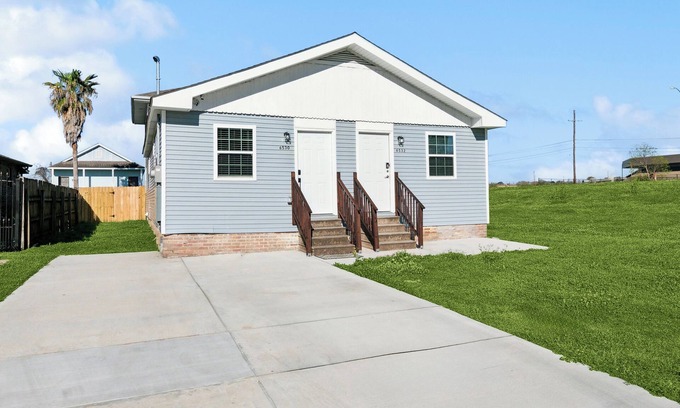 Ponchartrain Park House | Charming 3-bedroom house in vibrant New Orleans with WiFi, AC & Large Back Yard