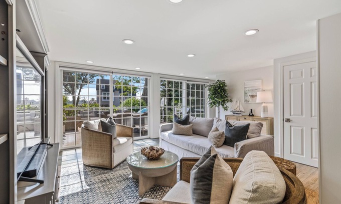 Saybrook Manor Cottage | Charming 3-bedroom cottage short walk to Chalker Beach