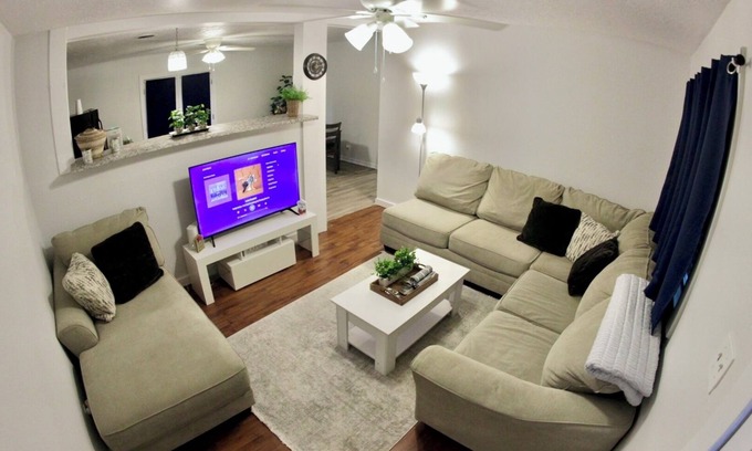 Port Neches House | Charming 3-bedroom house with WiFi, AC & Privacy fence in Port Neches