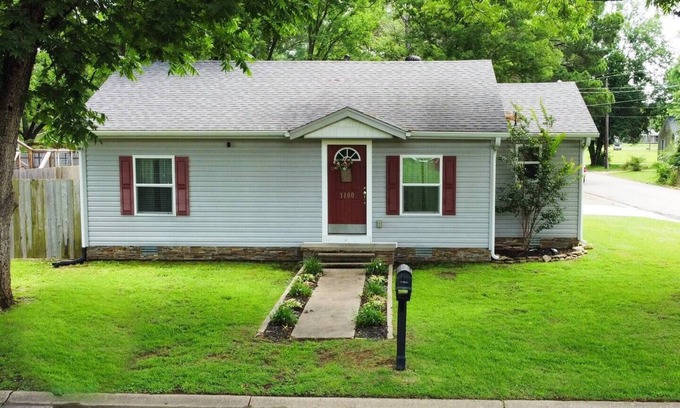 Russellville House | Charming 3-bedroom house with AC and WiFi in Russellville!