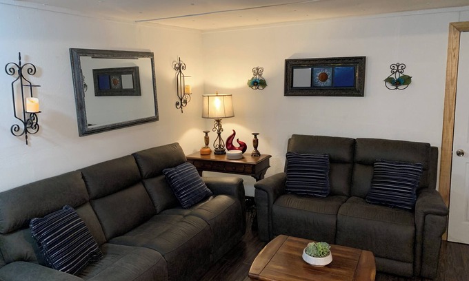 Morgan Mill House | Charming 3-bedroom mobile home with Starlink WiFi in serene area of Stephenville
