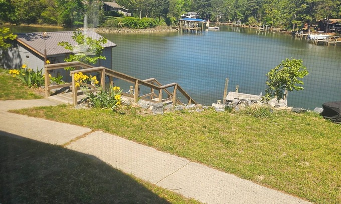Mount Holly House | Charming 3-bedroom waterfront house in delightful Montross with WiFi, AC