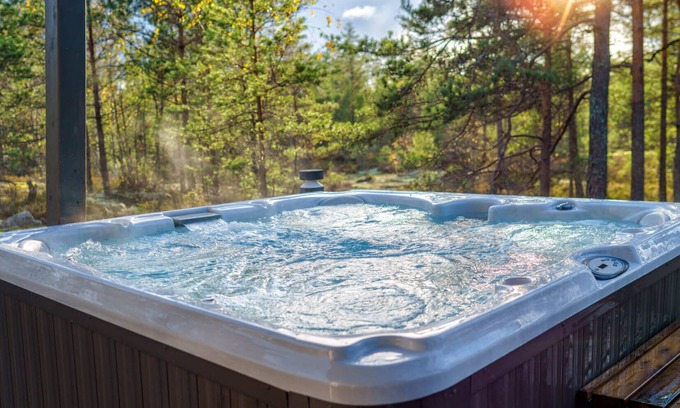 Mount Pocahontas House | Charming 3 BR Home Hot Tub, EV Charger, Pool Access, BBQ, Pet-Friendly, King Bed