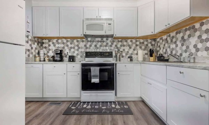 Hampton House | Charming 3-BR Home Near Beach & Downtown