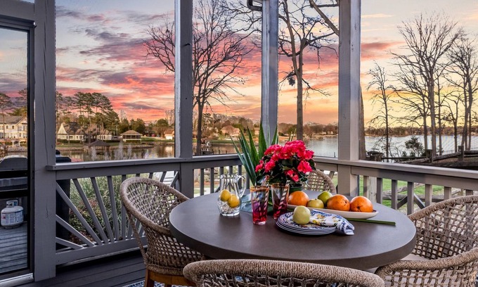 Sherrills Ford House | Charming 3 BR, Lakefront House on Lake Norman with Dock and Pier Bar