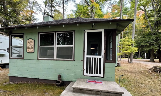 Honor Cabin | Charming 3 BR Lakefront Cottage - Gateway to Platte Lake & Sleeping Bear Dunes!
