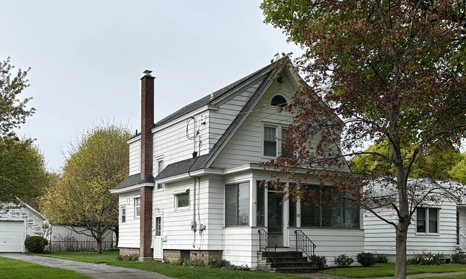Oswego House | Charming 3 BRM family home in quiet neighborhood. 2 blocks from Lake Ontario.