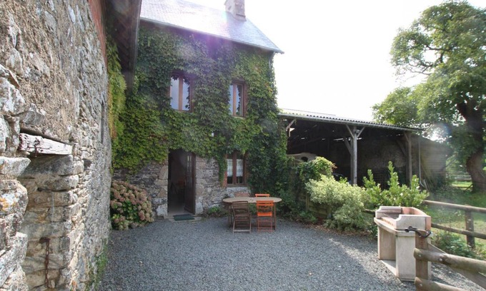 Cambernon Cottage | Charming 3-Level House in Cambernon - Fireplace, Garden, Parking, Pet-Friendly, Sleeps 4