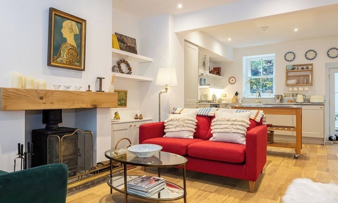 Macclesfield House | Charming 3B Cottage in Bollington