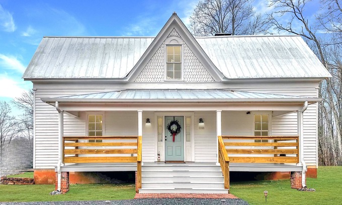 Cleveland Other | Charming 3bed/2bath 1800s Farmhouse - Just Minutes to Helen & North GA Wineries!