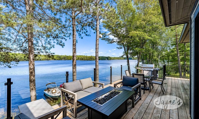 Bala Cottage | Charming 3bed, 4bath cottage on Butterfly Lake in the heart of Muskoka!