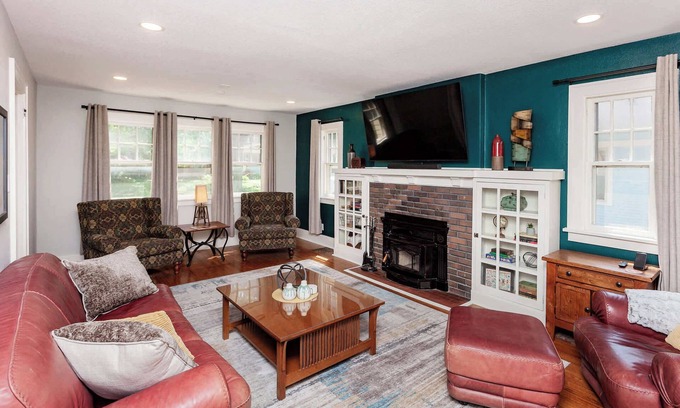 Ames House | Charming 3BR/3.5BA Modern Retreat