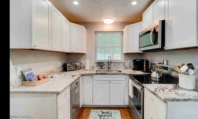 Holly Hill House | Charming 3BR BlueRiverBungalow, 6 min to Daytona Beach, 3 min drive to Pictona