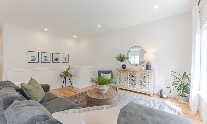 Port Hope House | Charming 3BR Bungalow + Hot Tub in Port Hope