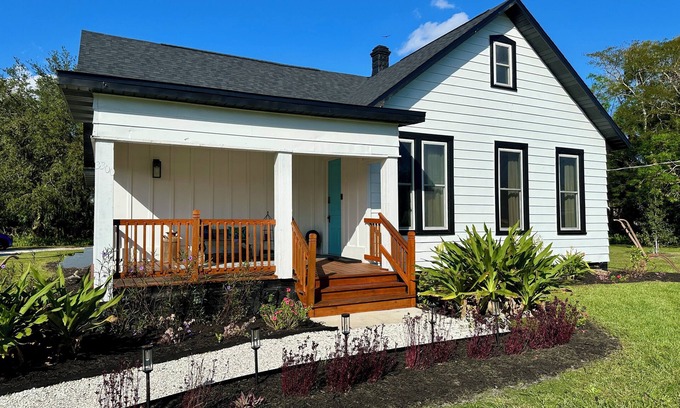 Sanford House | Charming 3BR Farmhouse with Firepit Hammock Porch Retreat!