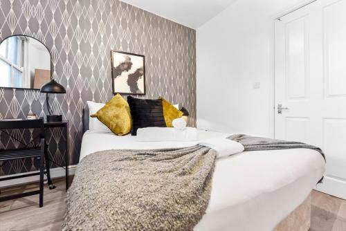 Canonbury Apartment | Charming 3BR Flat with Ensuite Master and Balcony