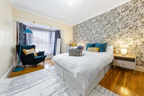 Hoe Street House | Charming 3BR Near Tube - Walk To Cafes, Lloyd Park - Copeland 3BR Combo