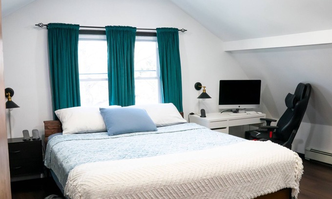 West Hempstead House | Charming 3BR Retreat WiFi, AC & Serenity in West Hempstead