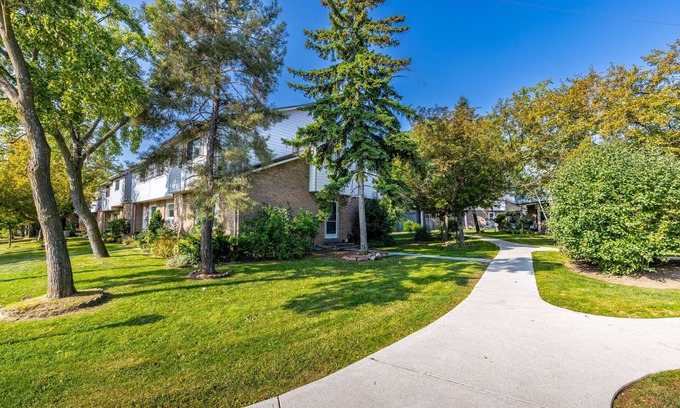 Streetsville House | Charming 3BR Townhouse with Backyard & Parking
