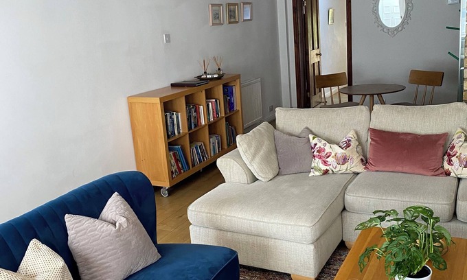 Colnbrook House | Charming 3BR Victorian Cottage in the historic town of Colnbrook, Berkshire