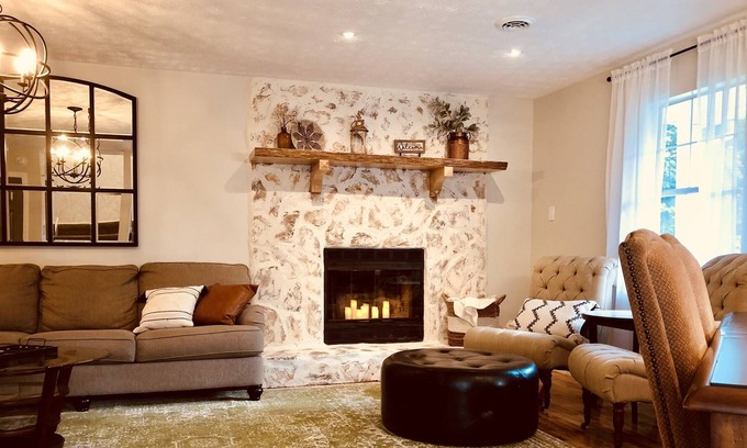 Knoxville House | Charming 3mi to DT King Bed, Free Parking N. Knox