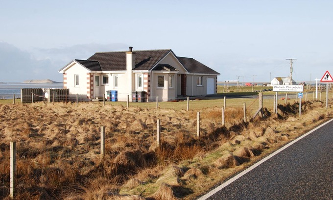 Baleshare House | Charming 4-bedroom bungalow with WiFi in serene Hebridean Isle of North Uist.