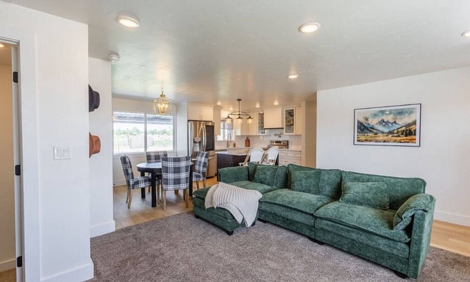Nampa Apartment | Charming 4 Bed 3.5 Bath Ranch Style Rental on 1 acre - 2.5 miles to Freeway