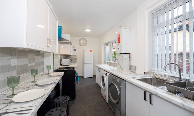 Salford House | Charming 4-bed Guest House in Salford