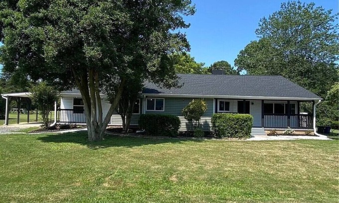 Winston - Salem House | Charming 4-bedroom house with AC and WiFi in wonderful Winston-Salem