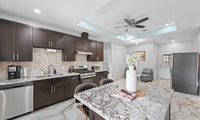 Southeast Houston House | Charming 4-bedroom 4-bathroom entertainment home in Houston.