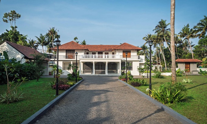 Cherai House | Charming 4 - Bedroom Airconditioned Bungalow near Cherai Beach at North Paravur