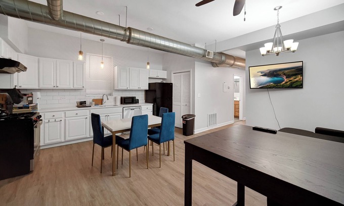 Lower West Side Apartment | Charming 4-bedroom apartment in pilsen