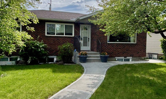 Banff Trail House | Charming 4-bedroom bungalow in Serene UofC Neighbourhood, Minutes from Downtown