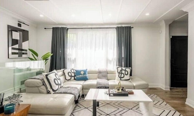 Mineola House | Charming 4-bedroom bungalow with Pool in soothing Mississauga