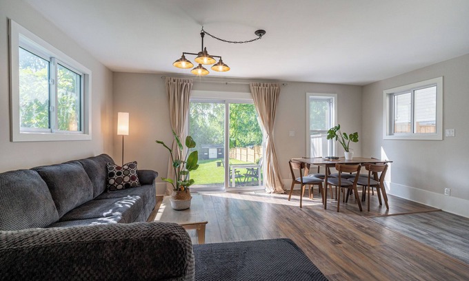 Peterborough House | Charming 4-bedroom house with AC and WiFi in welcoming Peterborough