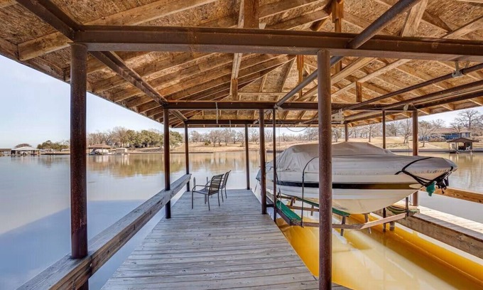 Streetman Cabin | Charming 4-bedroom cabin with WiFi, AC in tranquil Streetman
