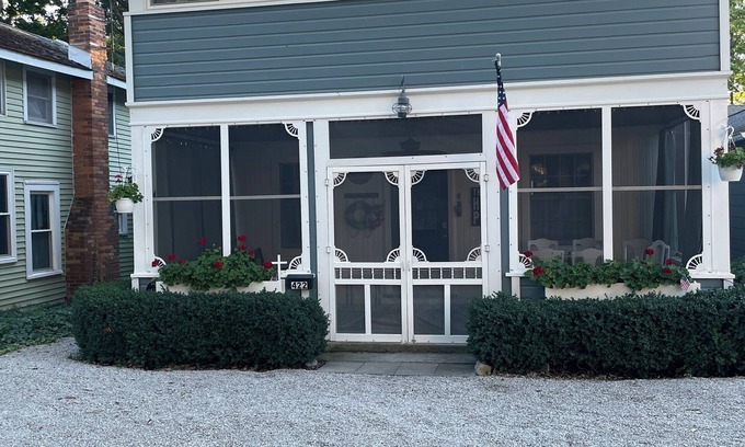 Lakeside Cottage | Charming 4-bedroom cottage in Lakeside with WiFi and AC
