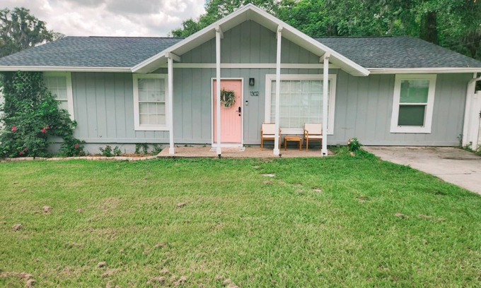 Ocala House | Charming 4-bedroom Cottage- BEST LOCATION & BACKYARD