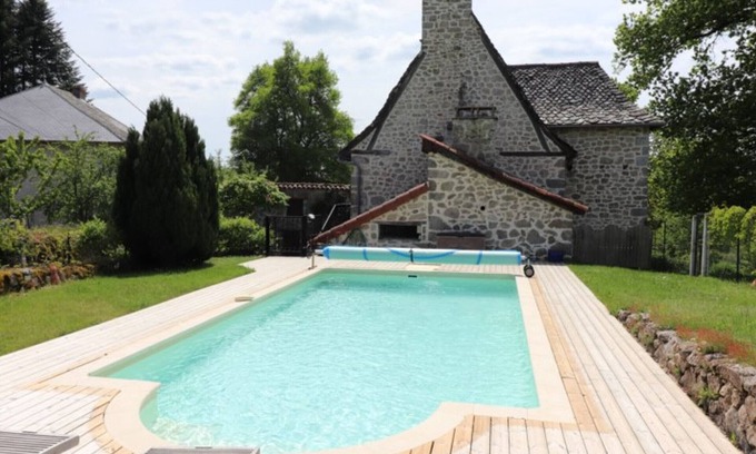 Omps Cottage | Charming 4-bedroom Cottage with Heated Pool, Sauna, and Garden in Scenic Cantal