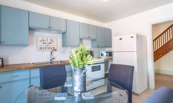Midland House | Charming 4 bedroom Downtown Authentic Apartment