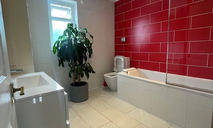 Waltham Cross House | Charming 4-Bedroom Family Home in Peaceful Goffs Oak Village