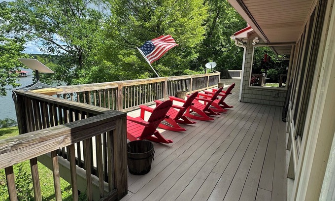 Crane Hill House | Charming 4-bedroom house in the heart of Smith Lake in Crane Hill