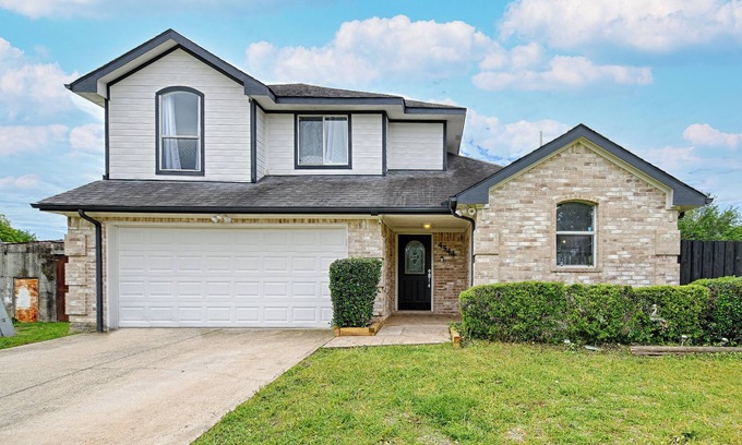 The Colony House | Charming 4-bedroom house with lake view, The Colony
