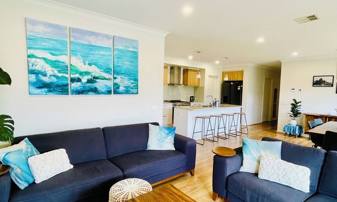 Werribee House | Charming 4-bedroom house with WiFi and AC in enjoyable Werribee