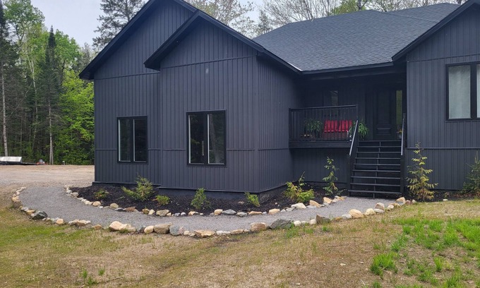 Highlands East House | Charming 4-bedroom house with WiFi, fitness room in welcoming Tory Hill