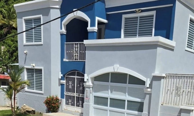 Hoyo Mulas House | Charming 4-bedroom house with WiFi, AC in delightful Canóvanas.