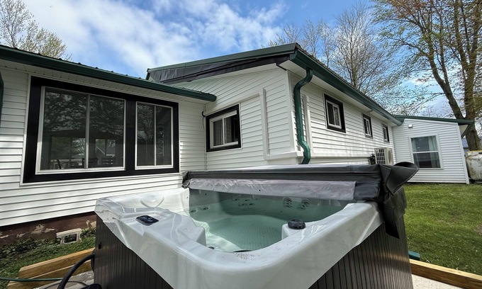 Durhamville House | Charming 4-bedroom house with WiFi, AC and HotTub-Lake Front-nr Sylvan Beach