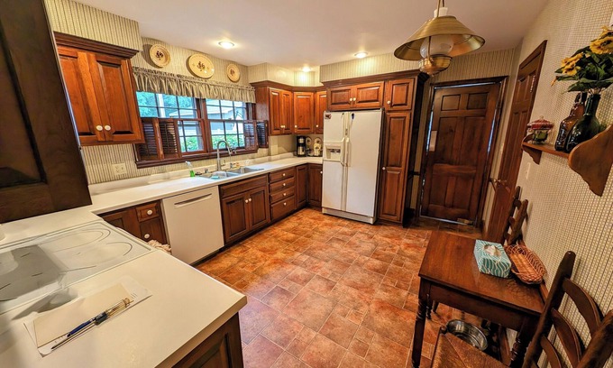 La Crosse House | Charming 4-bedroom house located right next to UW-La Crosse and Hixon Forest
